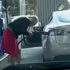 Donna tenta di rifornire la sua auto col gas, ma è una Tesla (elettrica): il VIDEO diventa uno show da non perdere