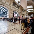 Milano, code di passeggeri in partenza alla stazione Centrale