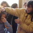 Perseguitata dalle compagne di classe: aggressione choc fuori da scuola, tre ragazzine le strappano le unghie
