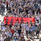 Berlino, sfilano i negazionisti senza mascherina: in 15 mila contro le restrizioni
