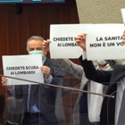 Lombardia, bagarre in Consiglio Regionale: cartelli contro la giunta Fontana