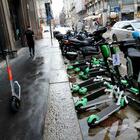 Monopattini, a Milano scatta il servizio rimozione. Troppi i mezzi in divieto di sosta su marciapiedi e strade