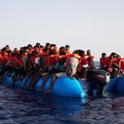 Migranti, no all'uso di navi della Marina per bloccare i porti