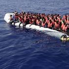 Sea Watch: «Affonda gommone con 80 persone: Marina italiana non è intervenutta»