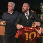 Conor McGregor a cena con Mourinho, in regalo la maglia numero 10 della Roma: «È una leggenda»
