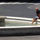 Ubriaco forza la recinzione ed entra nella fontana vuota di piazza della Repubblica