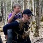 Bambino di 8 anni scompare nel bosco, ritrovato sano e salvo dopo 48 ore: «Era nascosto sotto un tronco»