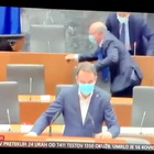 Deputati sloveni lasciano l'Aula VIDEO