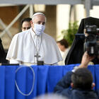 Papa Francesco: «Il vaccino contro il Covid è etico. Io lo farò, mi sono prenotato. Il negazionismo è suicida»