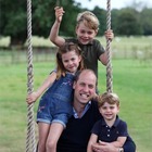 Il principe William compie 38 anni, le tenere foto con i figli (scattate da Kate Middleton)