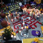 Kobe Bryant morto, l'omaggio commosso dei tifosi fra candele, fiori e striscioni