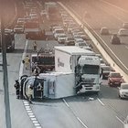 Spettacolare incidente tra camion, nessun ferito ma code chilometriche in autostrada