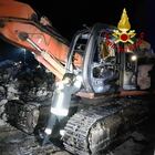 Incendio nel cantiere, distrutto l'escavatore di una ditta nel Salento