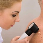 Tumori della pelle: «Lampade pericolose come il fumo». L'allarme dell'oncologo Ascierto in vista dell'estate