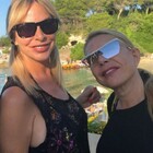Anna Pettinelli e Stefania Orlando, vacanze insieme in Puglia. I fan: «Che bella amicizia, siete fantastiche»