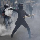 Genova, antagonisti in piazza contro Casapound: scontri con la polizia