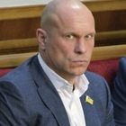 Ucraina, il parlamentare Ilya Kiva accusato di tradimento: «Si è offerto ai russi per eliminare Zelensky»