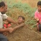 Bambini disabili seppelliti fino al collo durante l’eclissi di sole: la folle "cura" in India
