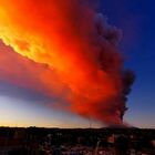 Etna, eruzione spettacolare: alta nube di cenere, aeroporto chiuso
