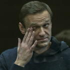 Navalny condannato a tre anni e 5 mesi di carcere. Pena poi ridotta di un anno