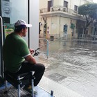Le vie restano allagate dopo l'acquazzone, e l'attore fa il pescatore in strada Le vie restano allagate dopo l'acquazzone, e l'attore fa il pescatore in strada