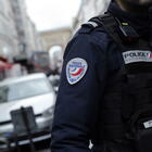 Parigi, 69enne spara in un centro culturale curdo. «Tre morti e almeno tre feriti. L'arrestato assaltò dei migranti con una sciabola