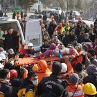 Terremoto Turchia, bambina salva dopo aver passato tre giorni seppellita sotto le macerie