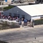 Migranti in fuga a Porto Empedocle. Lamorgese: governo invierà in Sicilia militari e nave-quarantena
