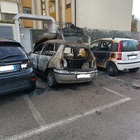 Incendio all'auto di un vigile urbano: esplosione nella notte, paura in città