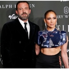 Jennifer Lopez, la corazza hot sul red carpet con Ben Affleck: la diva fa impazzire i fan