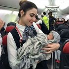 Parto a bordo: la piccola Kadiju nasce in aereo con l'aiuto delle hostess