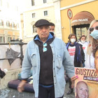 Enrico Montesano protesta a Montecitorio (senza mascherina): «Ha ragione Trump»