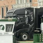 Venezia, camion “Il Duce” con gigantografia di Mussolini sfila in laguna. Scoppia la polemica: «È uno sfregio»