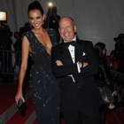 Bruce Willis, la moglie Emma Heming si sfoga su Instagram: «Rispettate mio marito, non gridate»