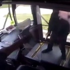 Passeggero ed autista del bus si sparano a bordo: entrambi restano feriti