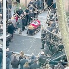 Bandiera nazista e saluto romano al funerale