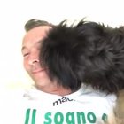 Paolo Belli e l'irrefrenabile amore dei suoi cani: il simpatico video fa il pieno di clic