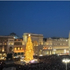 Milano, acceso l'albero di Natale in piazza Duomo