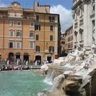 Perché si lanciano le monete nella fontana di Trevi a Roma?