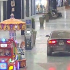 Spaccata con l'auto al centro commerciale: a tutta velocità tra i negozi e fuga con il maxi bottino