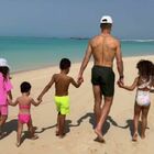 Cristiano Ronaldo, papa e marito affettuoso nella vacanza da sogno sul Mar Rosso: «Il paradiso»