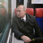 Putin ha una ferrovia segreta: «Si sposta a bordo di un treno blindato». Rivelazione choc