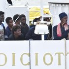 Nave Diciotti, migranti in sciopero della fame: poi lo sospendono.