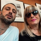Fabrizio Corona fa pace con mamma Gabriella: «Certi amori non finiscono». I fan: «L'unica donna che non ti tradirà mai»