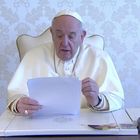 Papa Francesco al Tg1 cita Giovanni XXIII: «Date una carezza ai vostri bimbi»