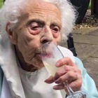 Gran Bretagna, Dorothy festeggia 108 anni: «Il segreto della mia longevità? Lo champagne»