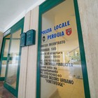 Perugia, botte e pugni in faccia: due vigilesse picchiate in ufficio per un permesso