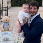 Stefano De Martino, dolcissimo zio al battesimo del nipotino Mattia: sorridente e sempre in braccio. «Ma Santiago dov'è?»
