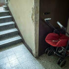 Neonato abbandonato sulle scale del condominio: il mistero del messaggio sul passeggino e le immagini delle telecamere. «Chi è la mamma»
