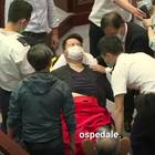 Hong Kong, scontri (in mascherina) tra deputati nel parlamentino